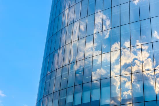 Реконструкция метро «Каховская»: строители сбили облицовку стен и колонн